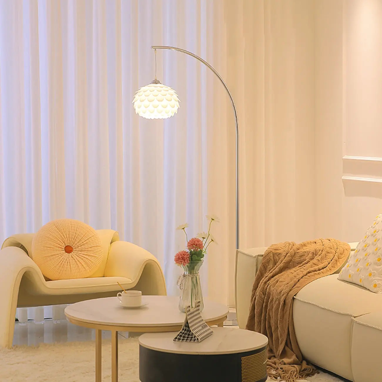 Lampadaire arqué moderne chromé blanc avec abat-jour en forme de fleur