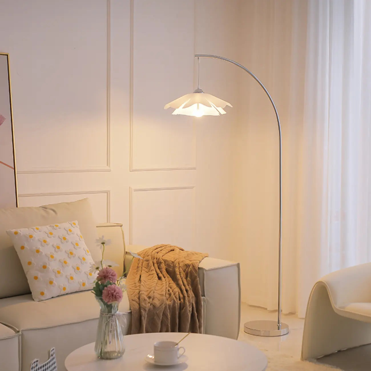 Lampadaire arqué moderne chromé blanc avec abat-jour en forme de fleur