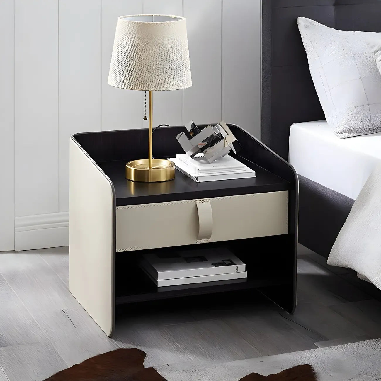 Table de chevet moderne à deux niveaux en bois, cuir et étagères avec tiroirs