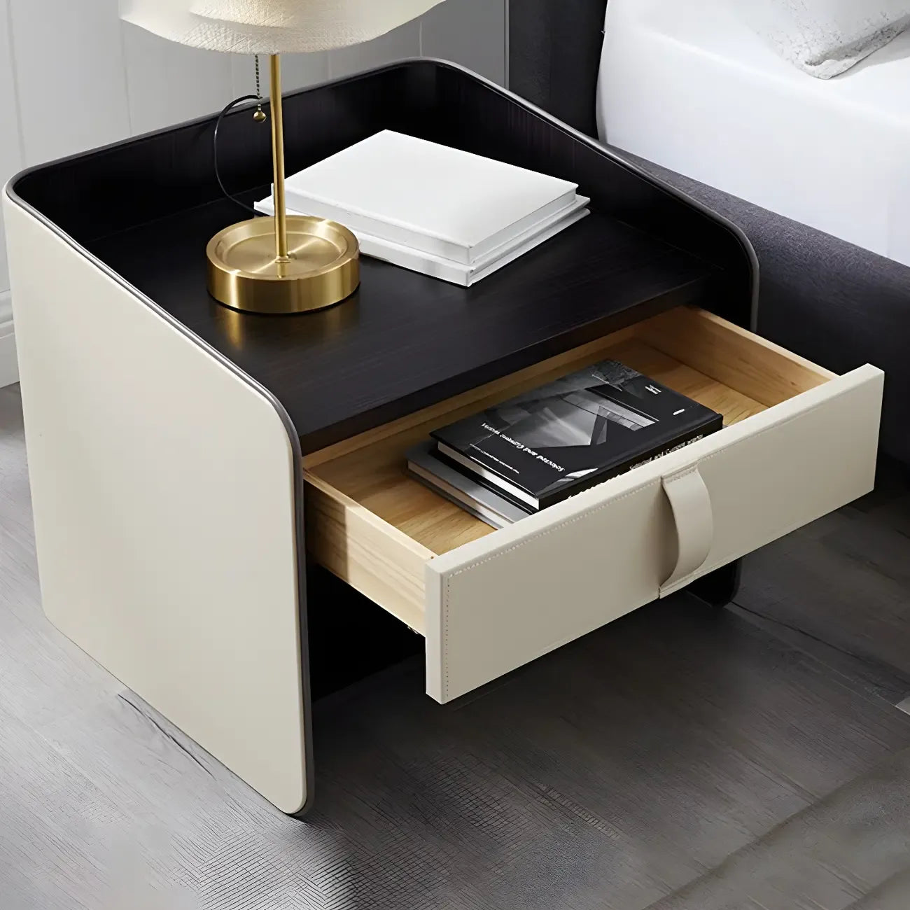 Table de chevet moderne à deux niveaux en bois, cuir et étagères avec tiroirs