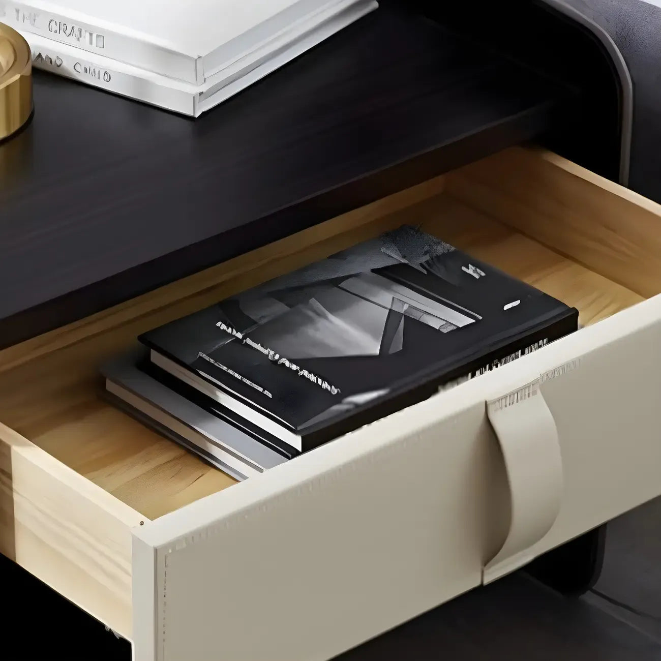 Table de chevet moderne à deux niveaux en bois, cuir et étagères avec tiroirs