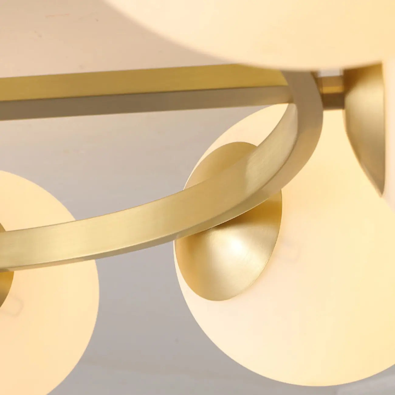 Plafonnier semi-encastré moderne en verre et globe doré à boucle