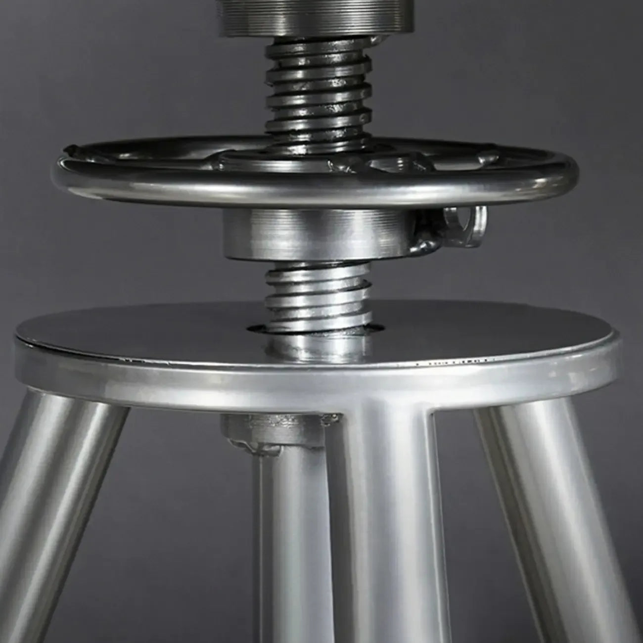 Table de bar ronde en bois noir industriel à hauteur réglable