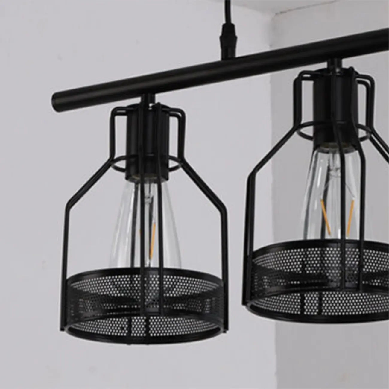 Suspension industrielle à 4 lumières en métal noir en forme de bouteille