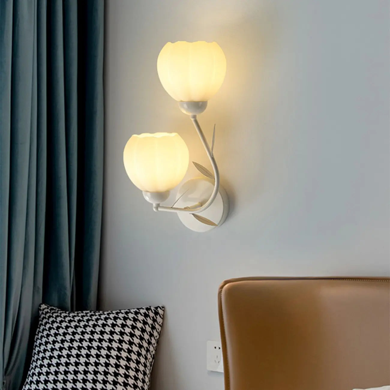 Applique murale moderne à motif floral avec abat-jour en verre blanc, 1/2 ampoule