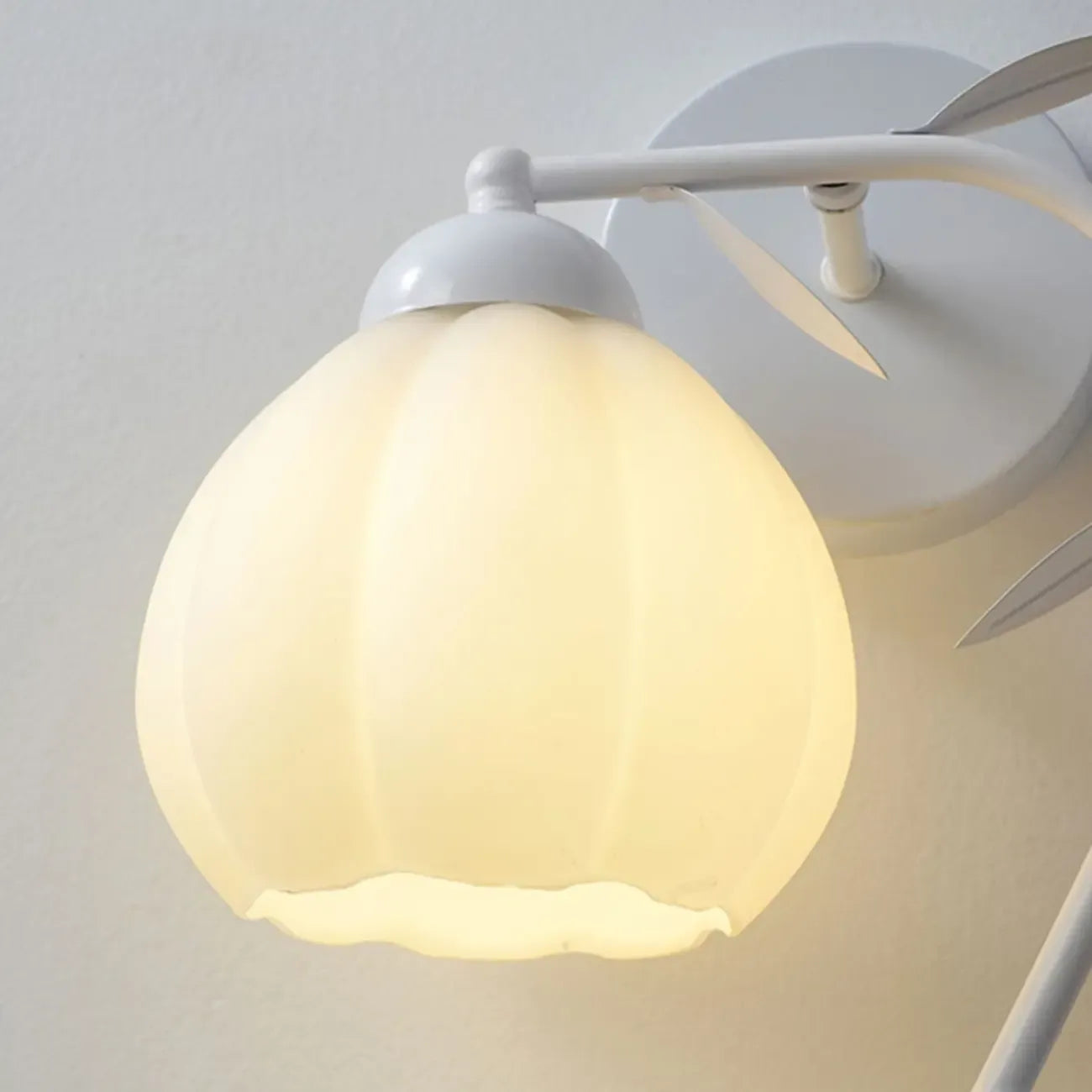 Applique murale moderne à motif floral avec abat-jour en verre blanc, 1/2 ampoule