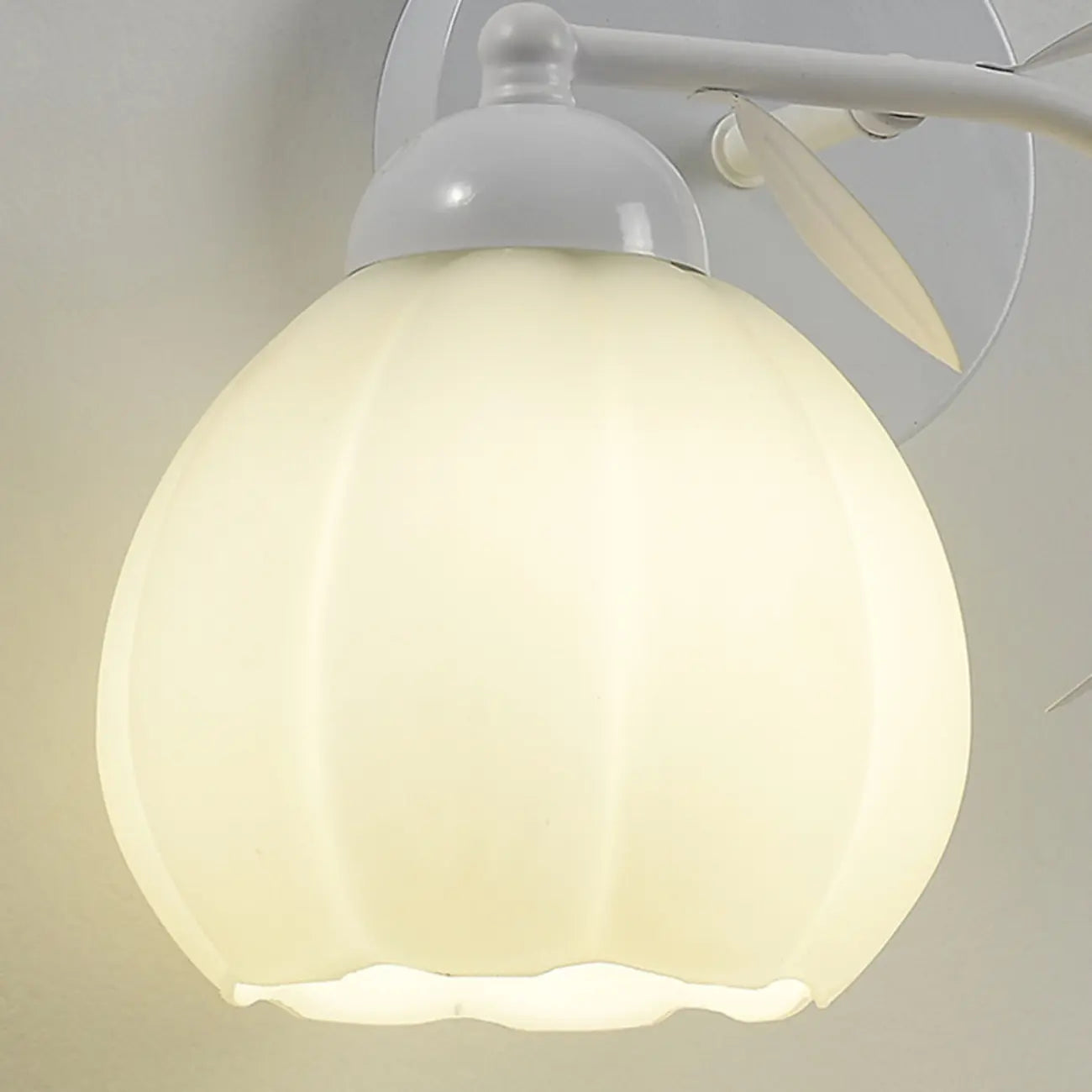 Applique murale moderne à motif floral avec abat-jour en verre blanc, 1/2 ampoule