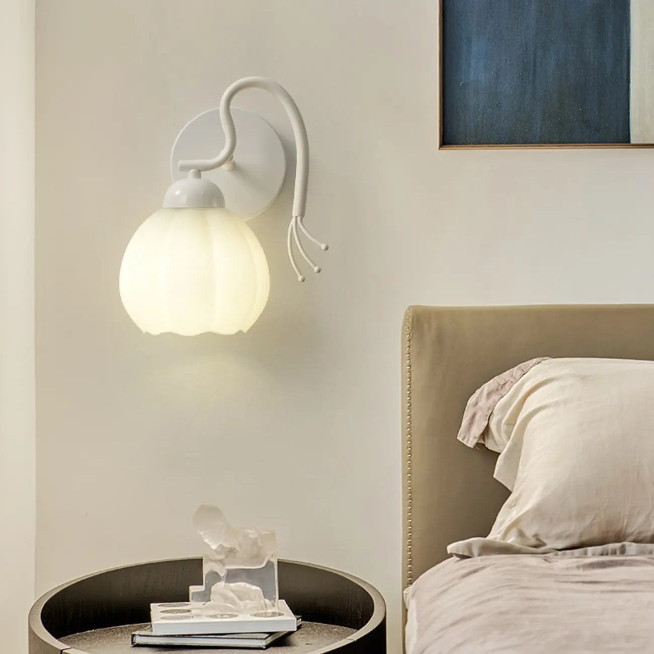 Applique murale moderne à motif floral avec abat-jour en verre blanc, 1/2 ampoule