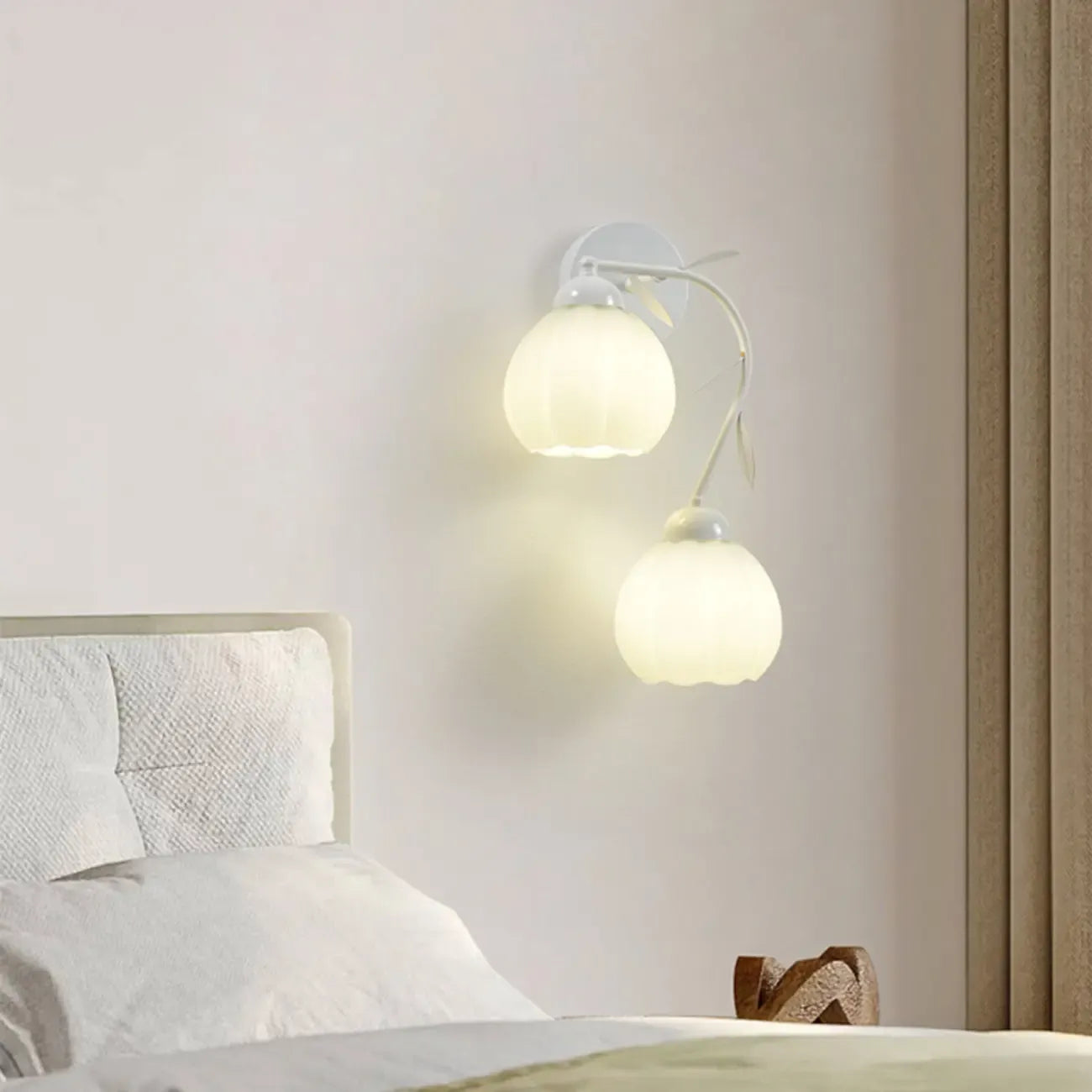 Applique murale moderne à motif floral avec abat-jour en verre blanc, 1/2 ampoule