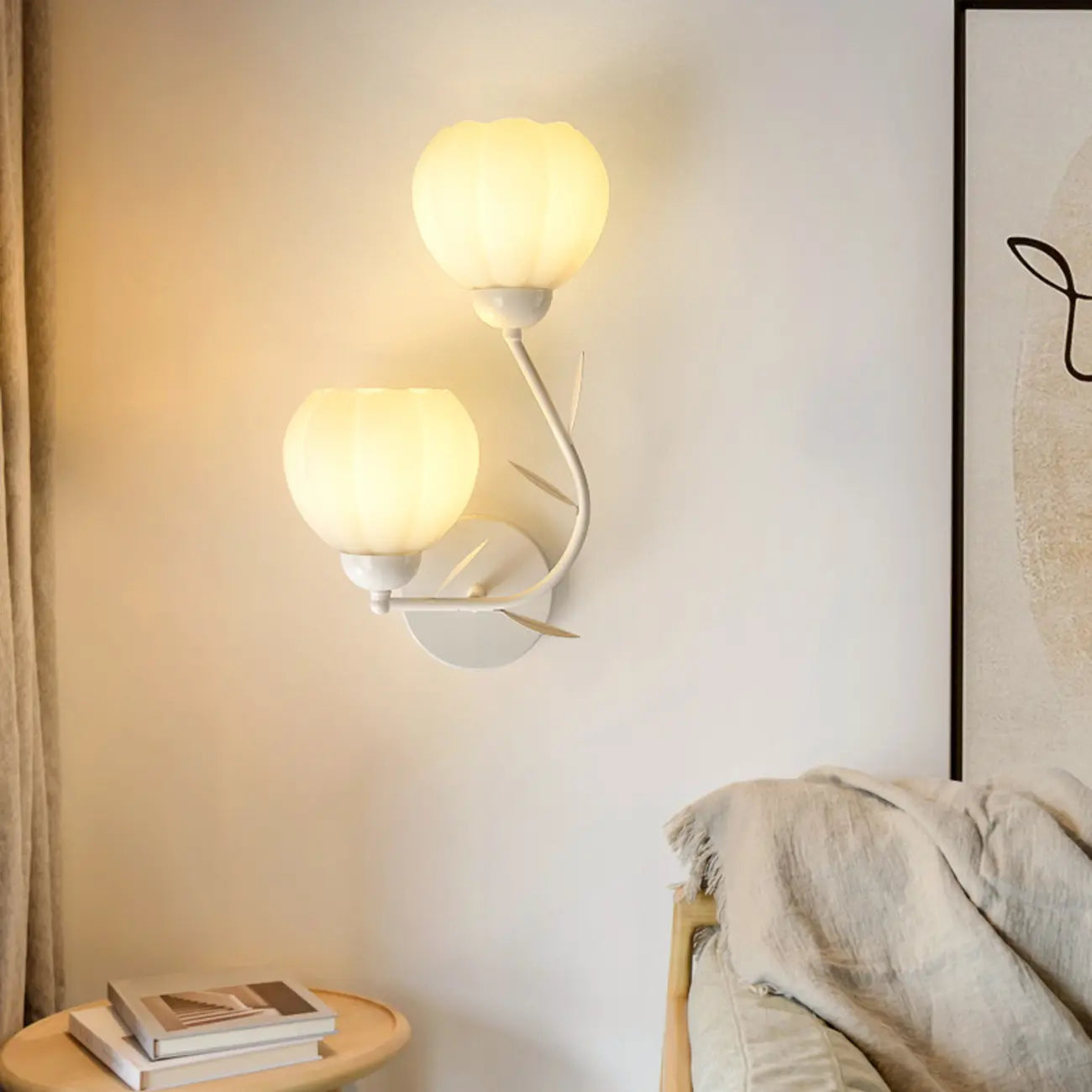 Applique murale moderne à motif floral avec abat-jour en verre blanc, 1/2 ampoule