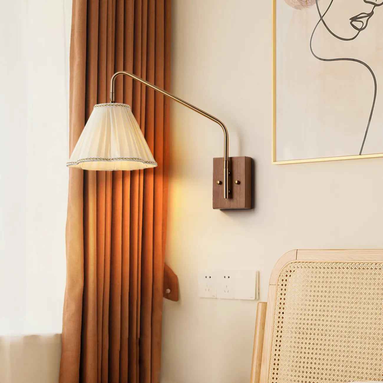 Lampada da Parete da Soggiorno Moderna con Paralume in Tessuto Plissettato