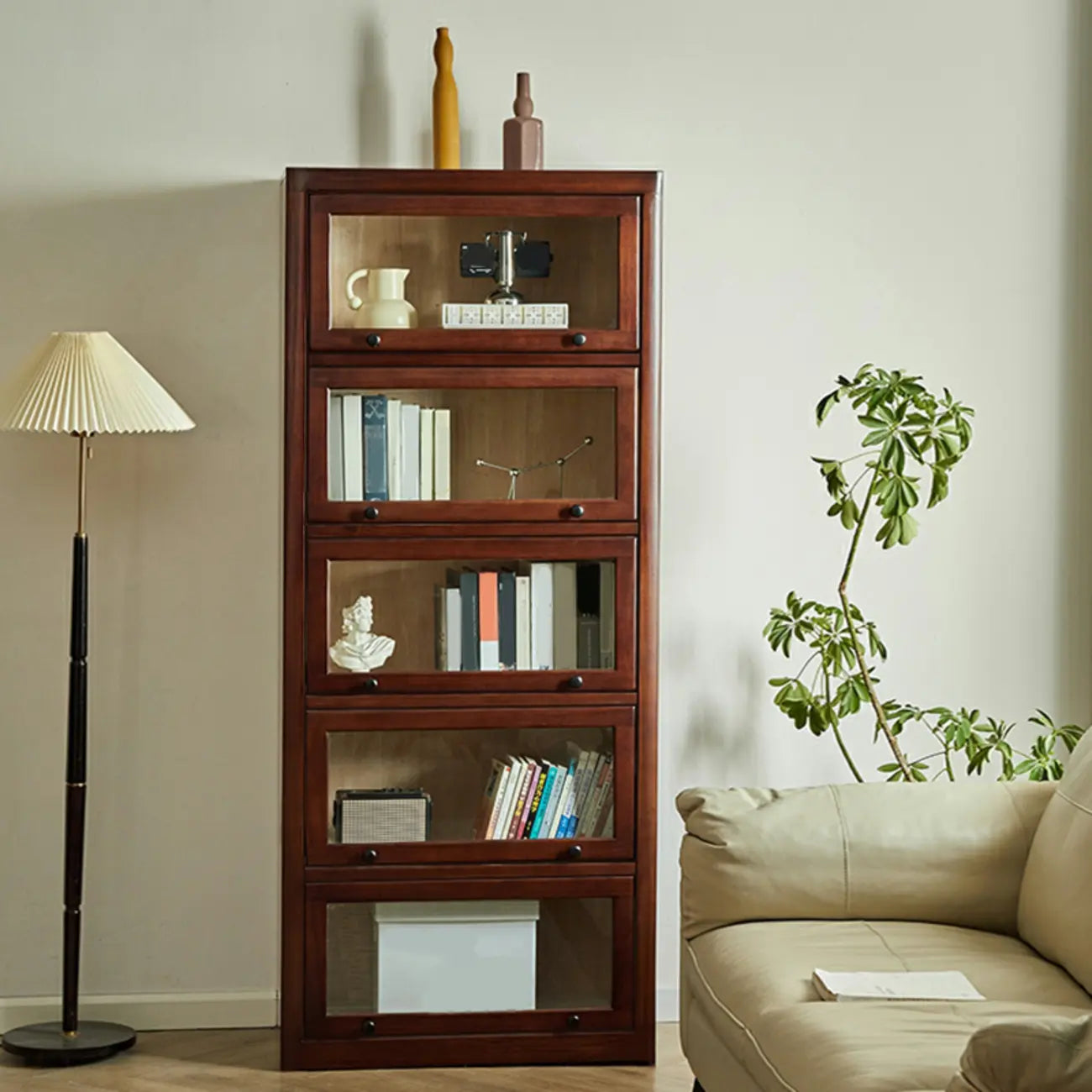 Armoire de rangement classique en bois brun avec verre inversé
