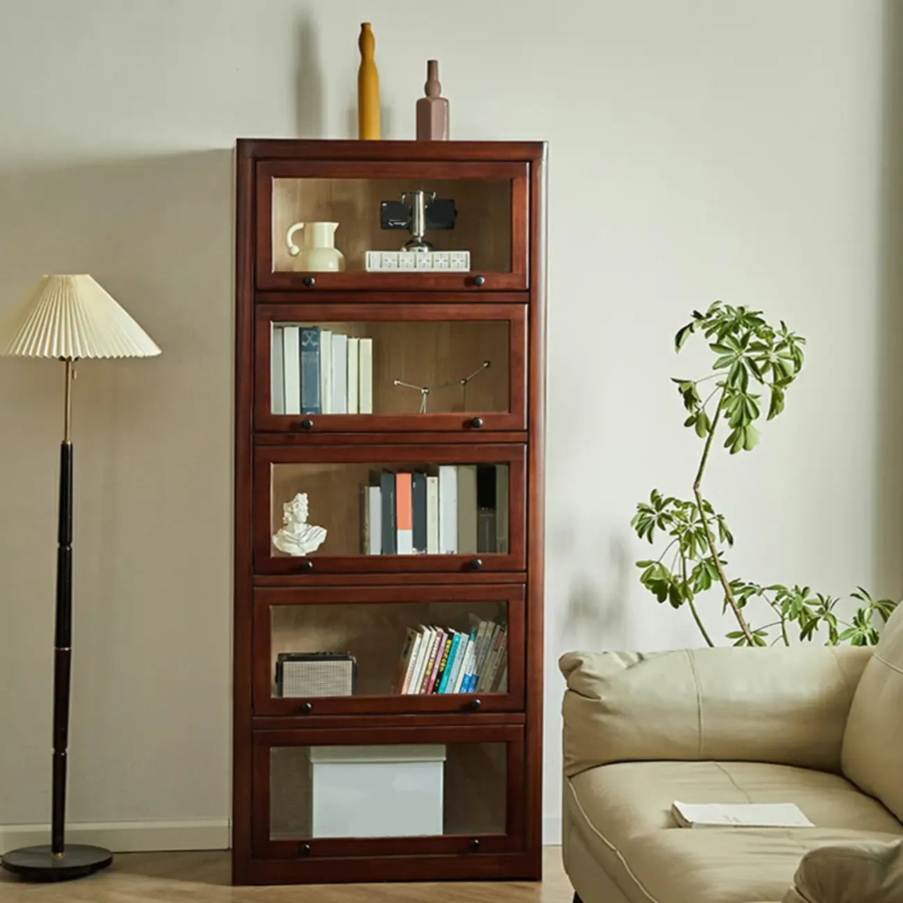 Armoire de rangement classique en bois brun avec verre inversé