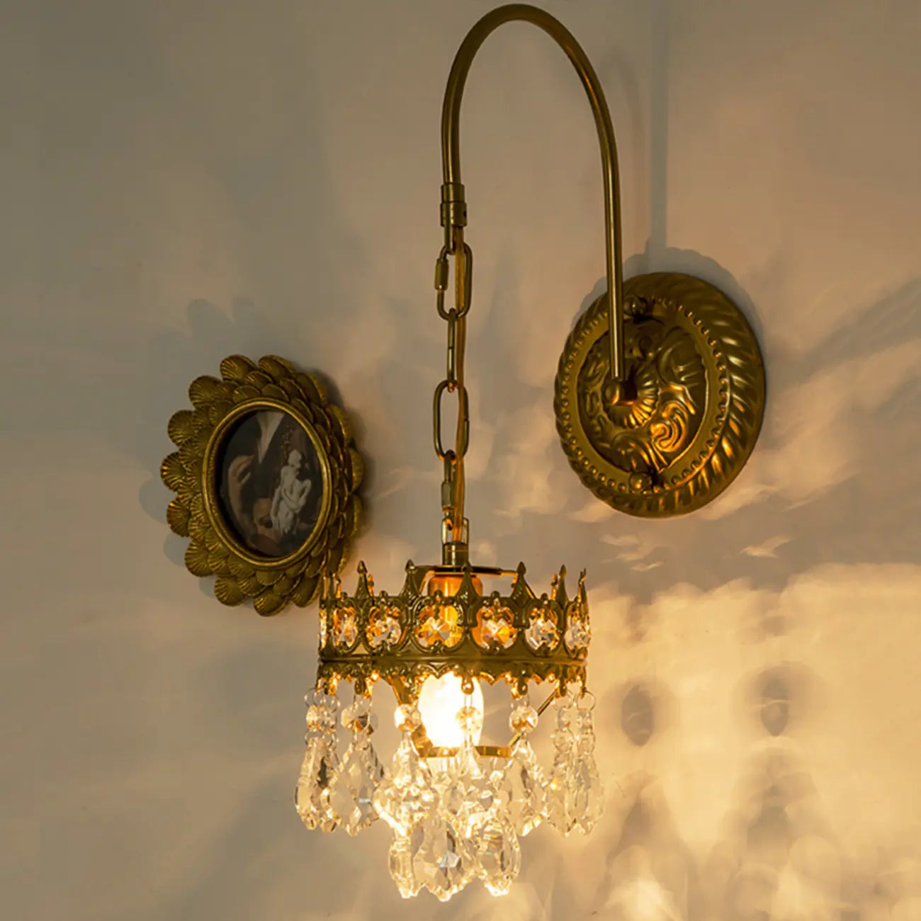 Luxueuse applique murale suspendue vintage en laiton antique avec cristal