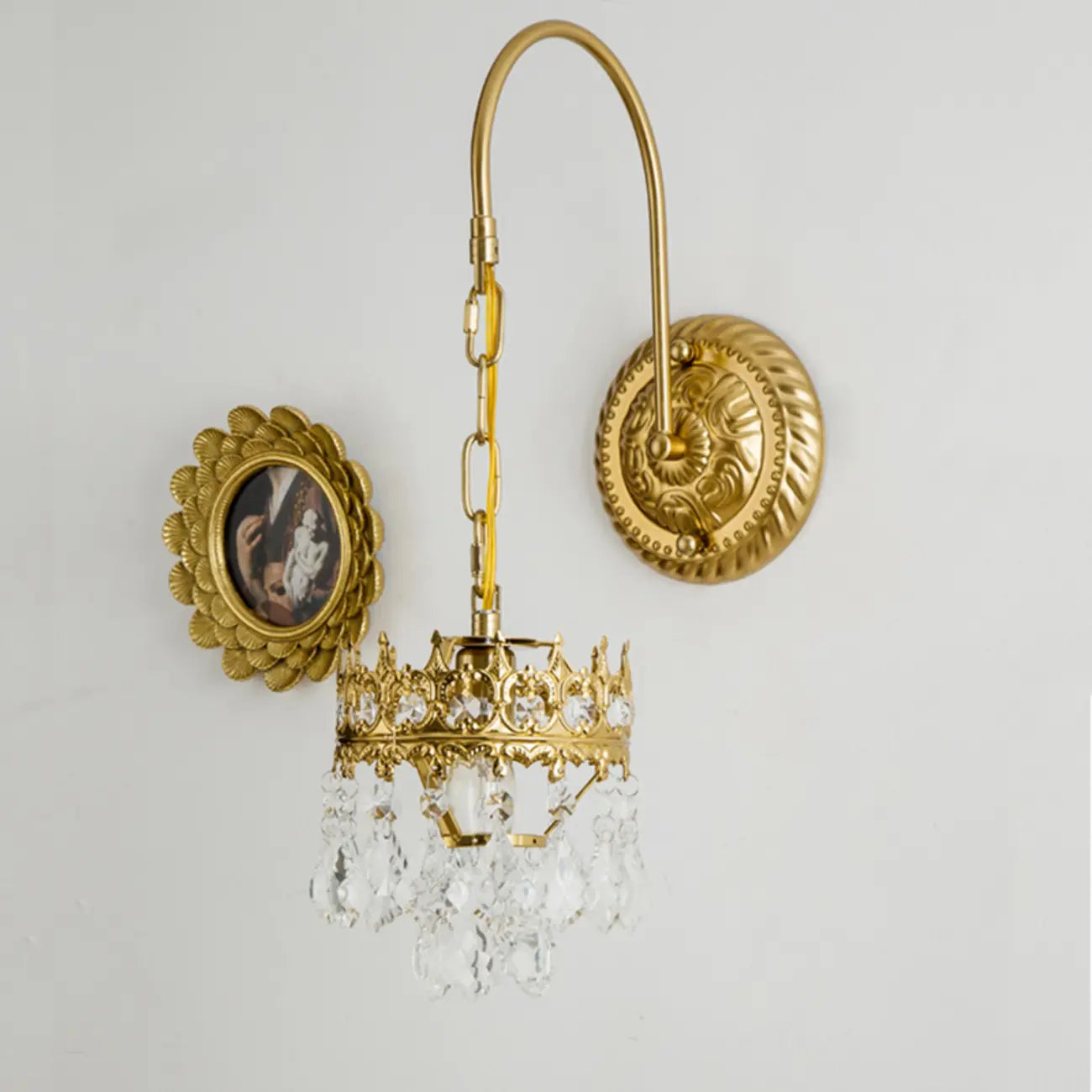 Luxueuse applique murale suspendue vintage en laiton antique avec cristal