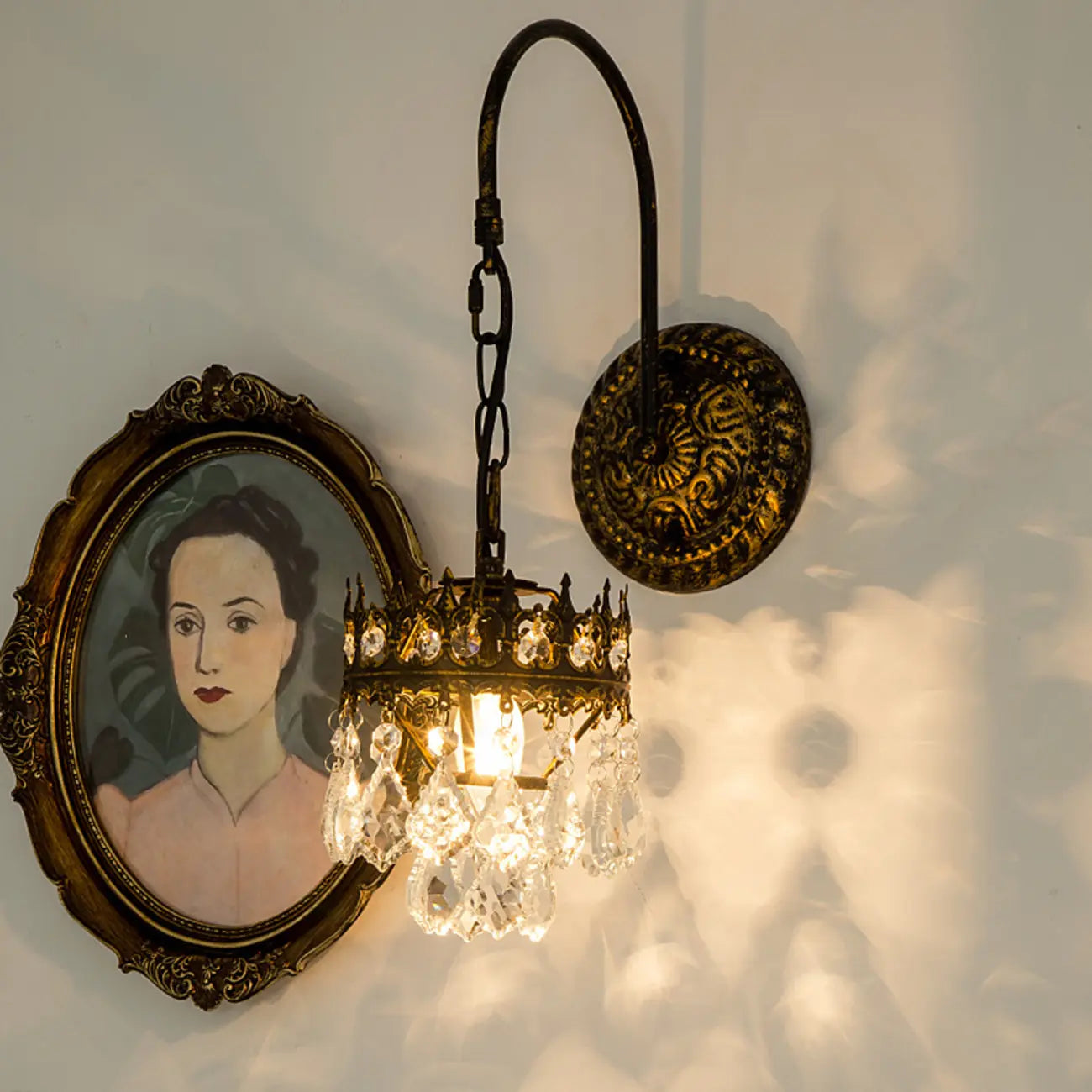 Luxueuse applique murale suspendue vintage en laiton antique avec cristal