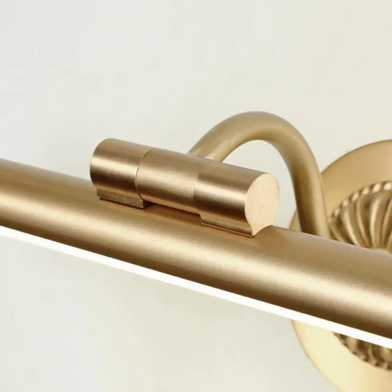 Applique murale élégante et luxueuse en laiton avec éclairage LED pour salle de bain