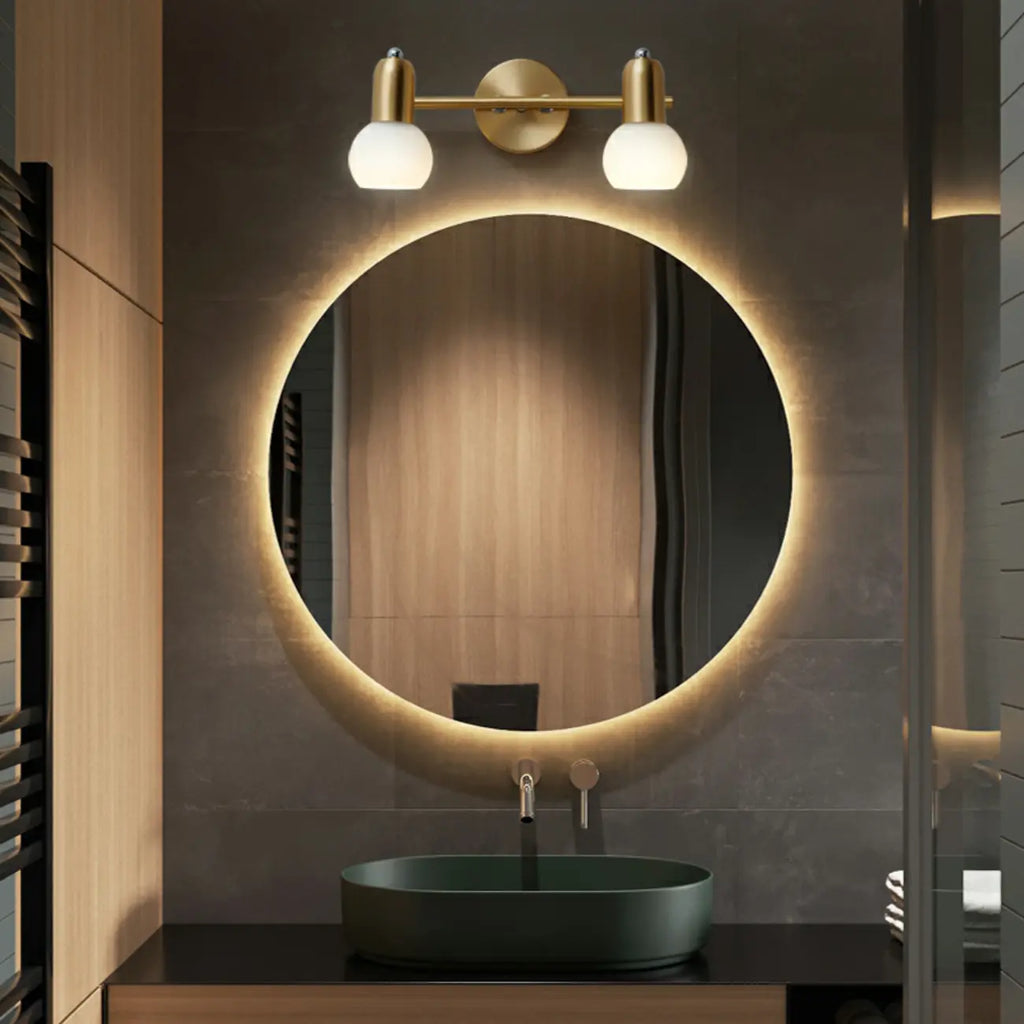 Applique murale moderne en verre blanc et or avec dôme, idéale pour salle de bain.