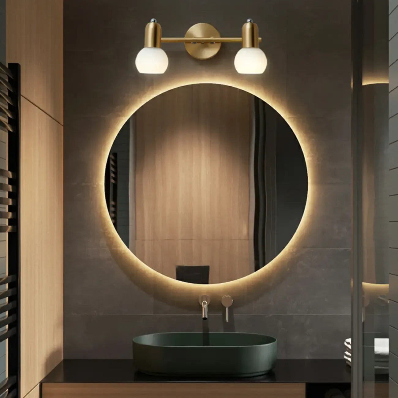 Applique murale moderne en verre blanc et or avec dôme, idéale pour salle de bain.