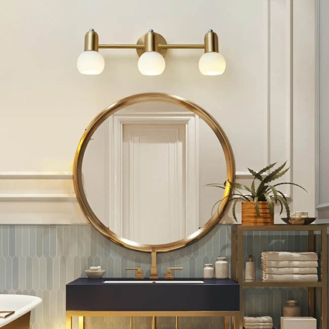 Applique murale moderne en verre blanc et or avec dôme, idéale pour salle de bain.