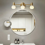 Applique murale moderne en verre blanc et or avec dôme, idéale pour salle de bain.