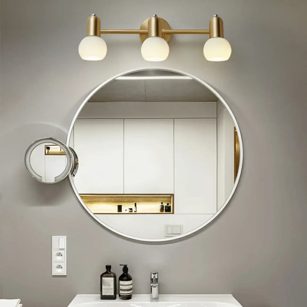 Applique murale moderne en verre blanc et or avec dôme, idéale pour salle de bain.