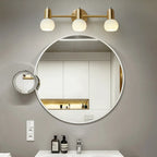Applique murale moderne en verre blanc et or avec dôme, idéale pour salle de bain.
