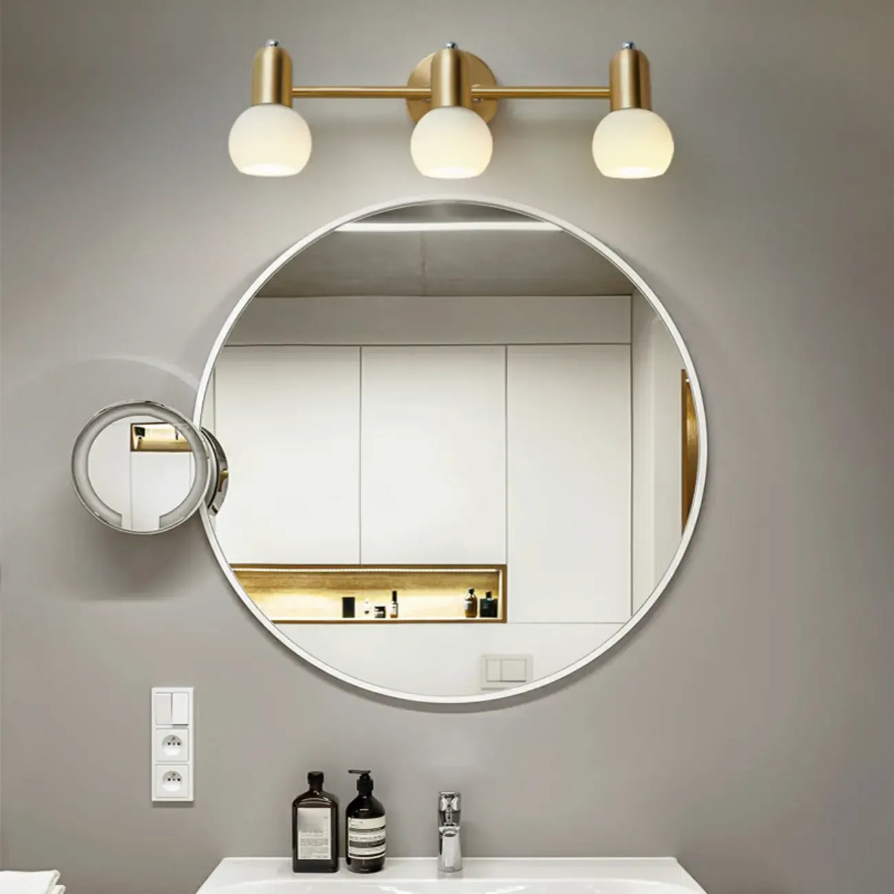 Applique murale moderne en verre blanc et or avec dôme, idéale pour salle de bain.