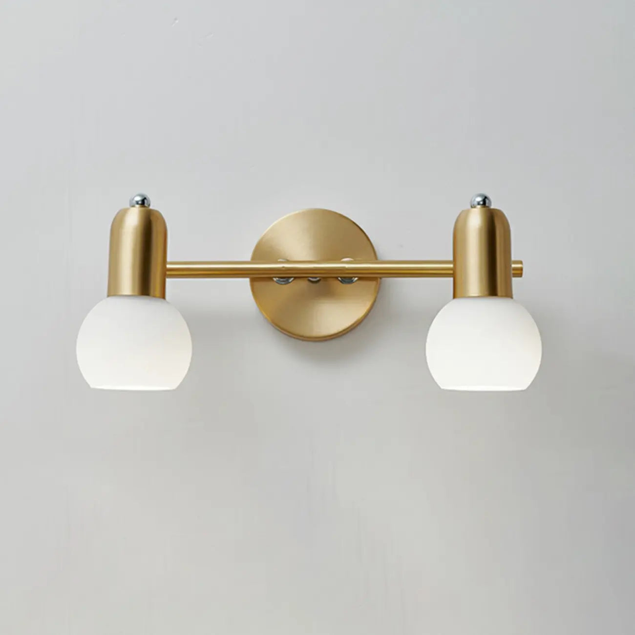 Applique murale moderne en verre blanc et or avec dôme, idéale pour salle de bain.