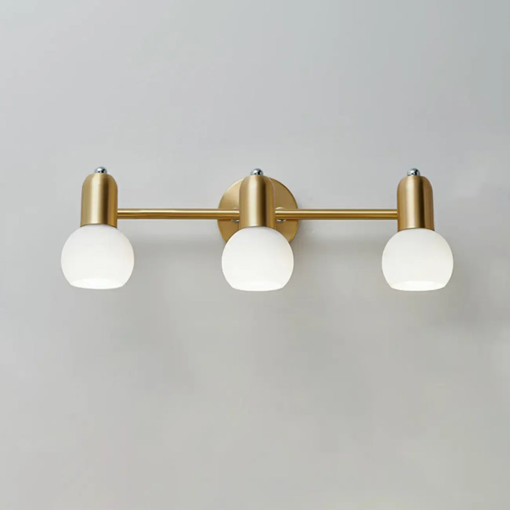 Applique murale moderne en verre blanc et or avec dôme, idéale pour salle de bain.