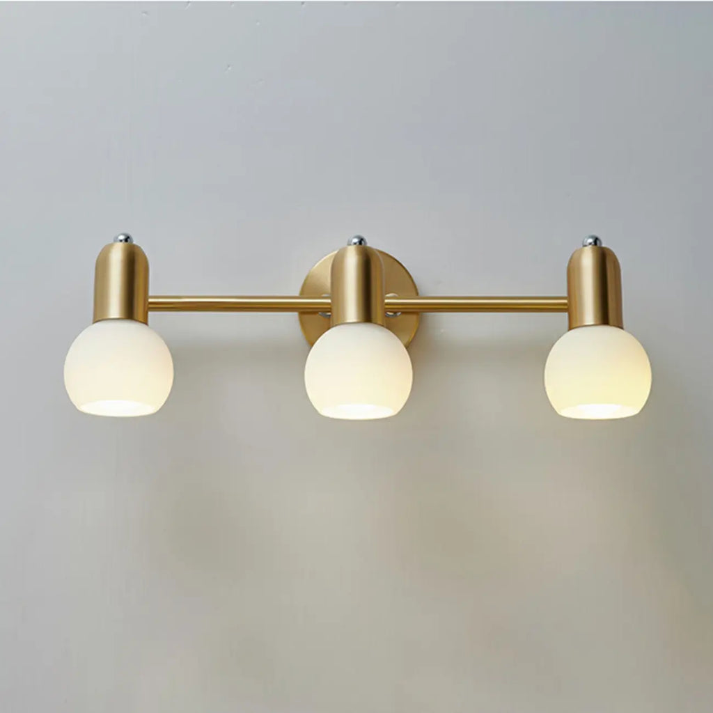 Applique murale moderne en verre blanc et or avec dôme, idéale pour salle de bain.