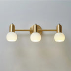 Applique murale moderne en verre blanc et or avec dôme, idéale pour salle de bain.