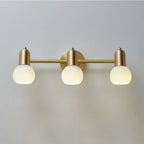 Applique murale moderne en verre blanc et or avec dôme, idéale pour salle de bain.