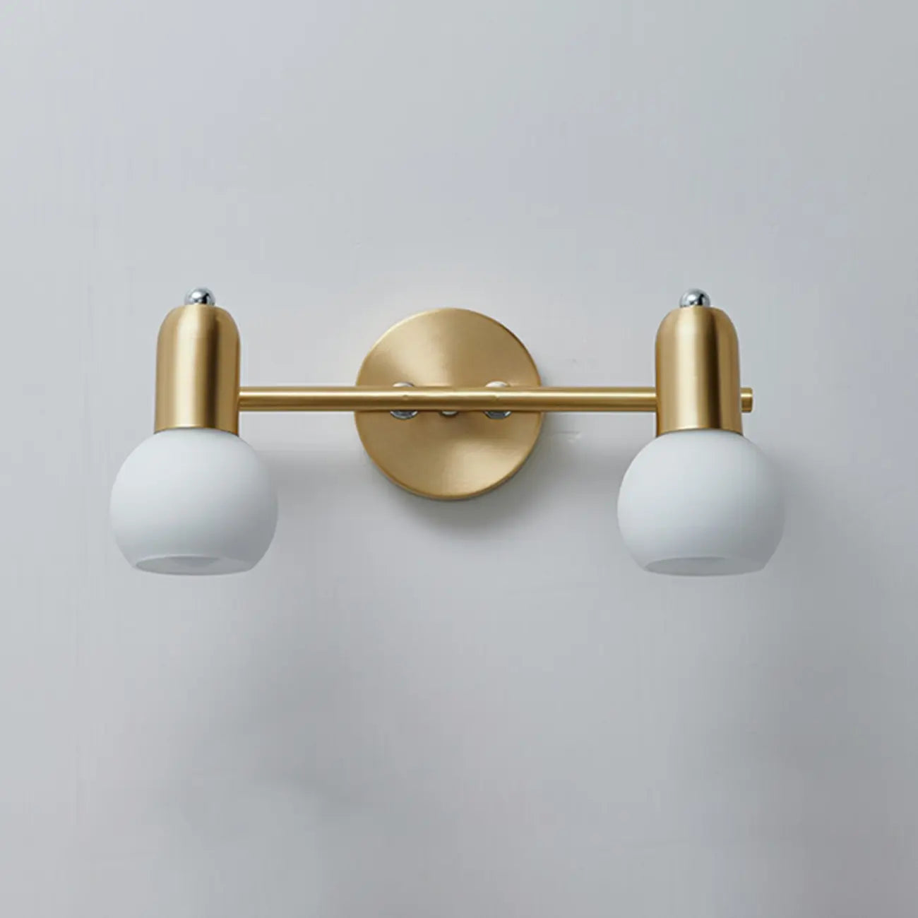 Applique murale moderne en verre blanc et or avec dôme, idéale pour salle de bain.