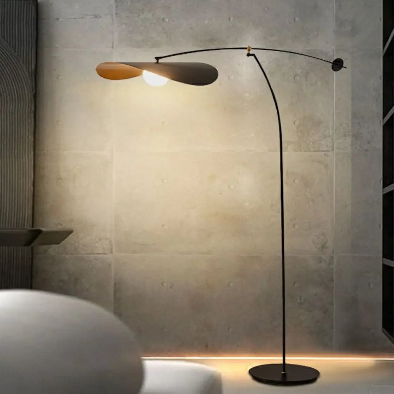 Lampadaire arqué moderne en métal noir et or de 63 pouces avec bras oscillant