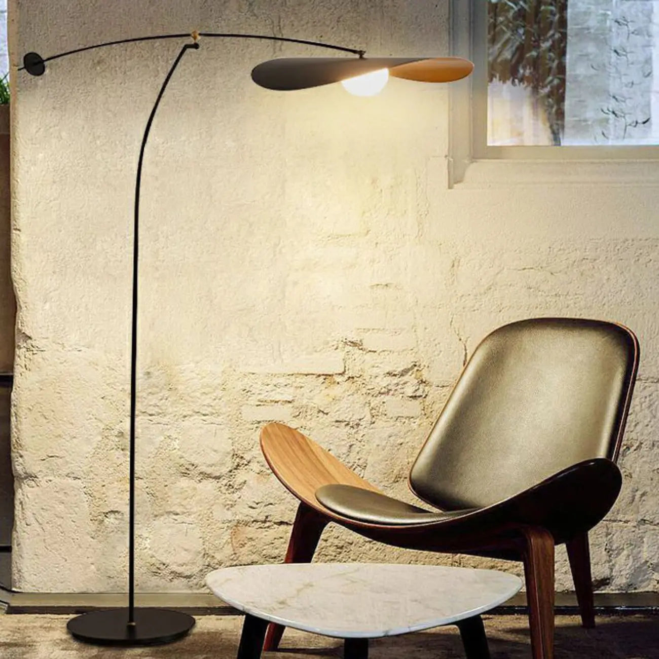Lampadaire arqué moderne en métal noir et or de 63 pouces avec bras oscillant