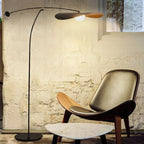 Lampadaire arqué moderne en métal noir et or de 63 pouces avec bras oscillant