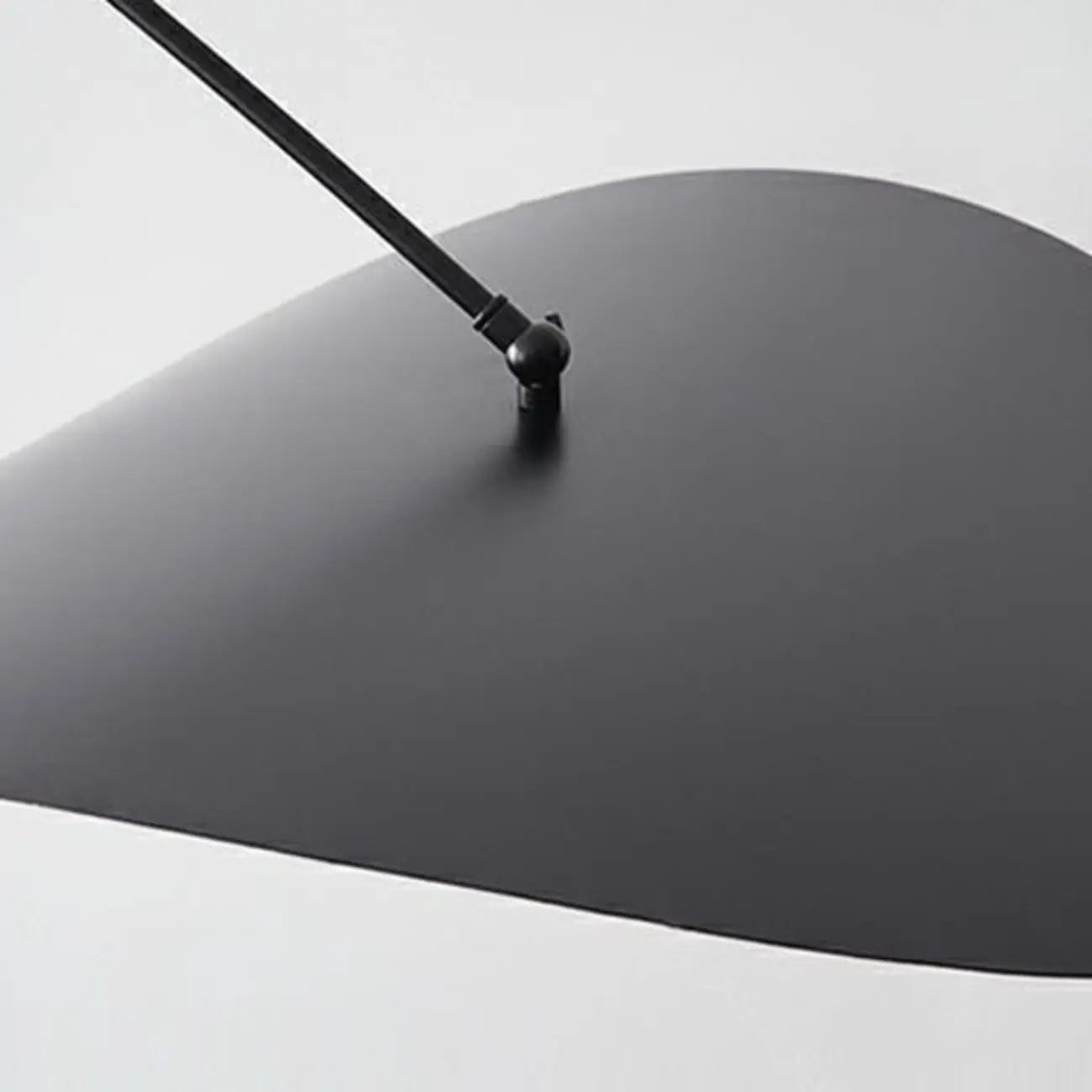 Lampadaire arqué moderne en métal noir et or de 63 pouces avec bras oscillant