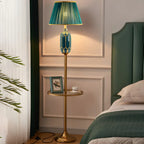 Lampadaire vertical luxueux en tissu vert plissé avec étagère
