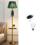 Lampadaire vertical luxueux en tissu vert plissé avec étagère