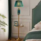 Lampadaire vertical luxueux en tissu vert plissé avec étagère