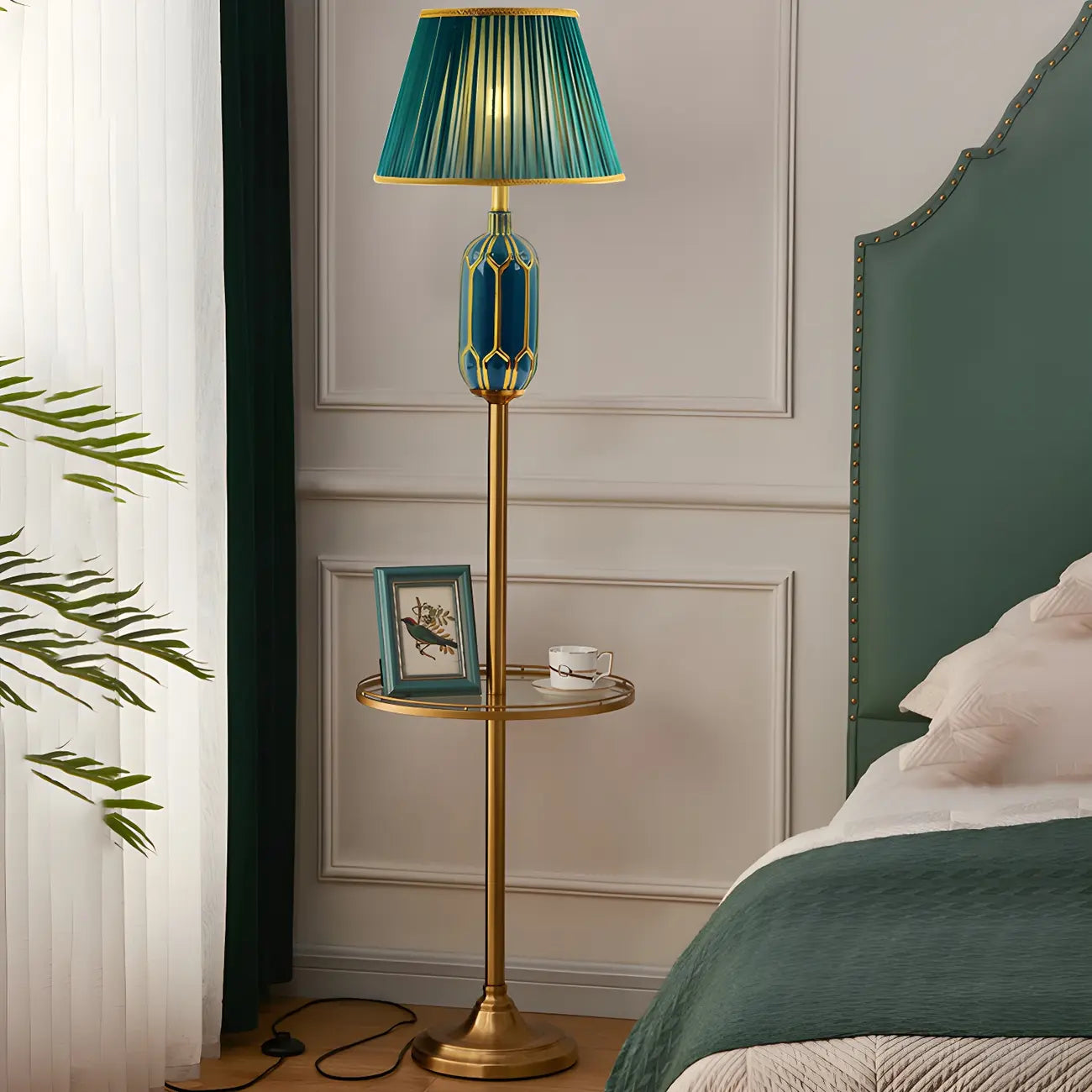 Lampadaire vertical luxueux en tissu vert plissé avec étagère