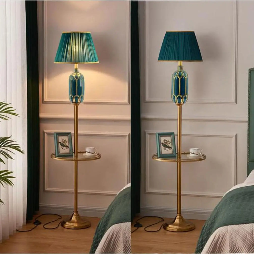 Lampadaire vertical luxueux en tissu vert plissé avec étagère