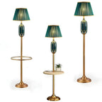 Lampadaire vertical luxueux en tissu vert plissé avec étagère