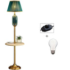 Lampadaire vertical luxueux en tissu vert plissé avec étagère