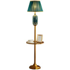 Lampadaire vertical luxueux en tissu vert plissé avec étagère