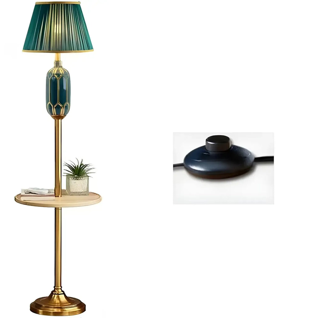 Lampadaire vertical luxueux en tissu vert plissé avec étagère