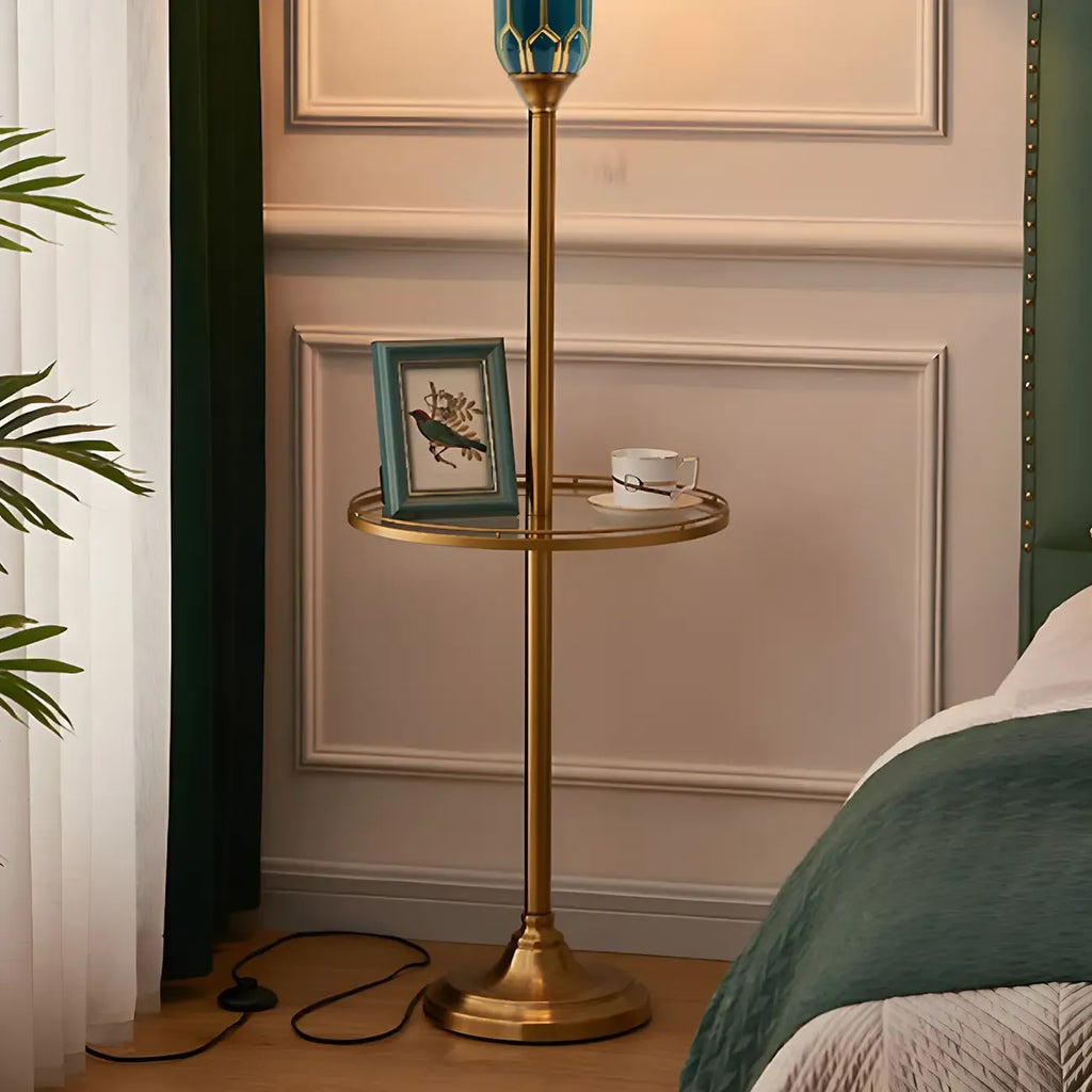 Lampadaire vertical luxueux en tissu vert plissé avec étagère