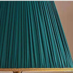 Lampadaire vertical luxueux en tissu vert plissé avec étagère