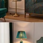 Lampadaire vertical luxueux en tissu vert plissé avec étagère